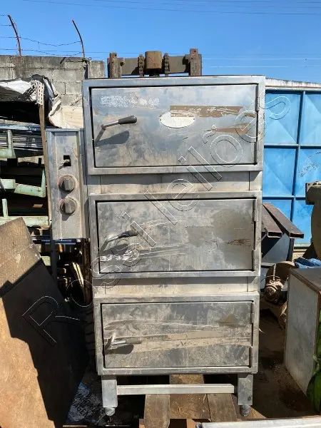 Forno a gás com três portas e bandejas