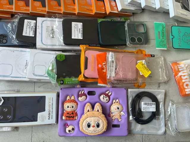 43 CAPINHAS FOSCAS COMPATÍVEIS COM MAGSAFE PARA IPHONE 11 AO 17 PRO MAX, 21 CAPINHAS DE DIVERSOS TAMANHOS, CAPA PARA TABLET LABUBU E 4 FONES DE OUVIDO COM FIO PARA ANDROID