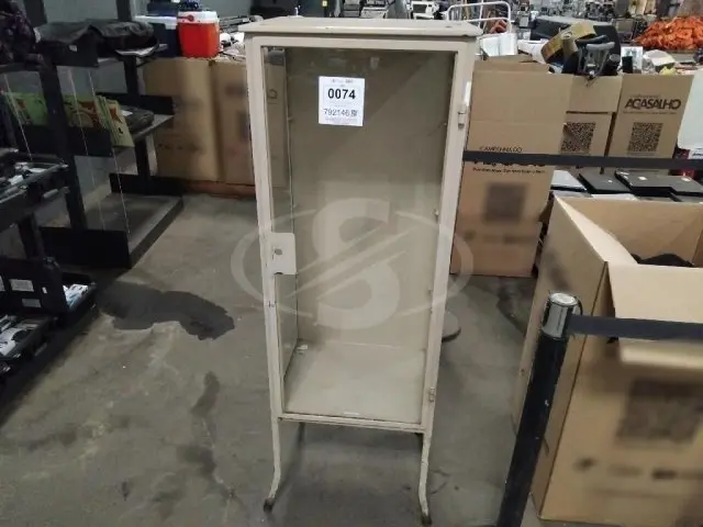 UMA VITRINE DE AÇO