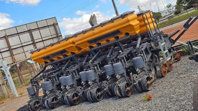 PLANTADEIRA MARCA VALTRA; ANO 2023; CONF.: 10 LINHAS - EQUIP. FUNCIONANDO