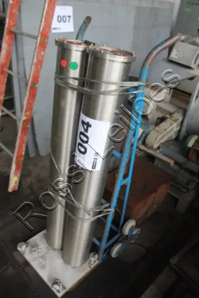 2 UN. CILINDROS DE AR, BANDEJAS E CARRINHO EM AÇO INOX - NO ESTADO