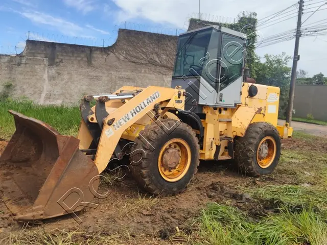[ VÍDEO ] PÁ CARREGADEIRA NEW HOLLAND MOD.12C ANO 2011 - CABINE FECHADA (MOTOR MWM TURBO) - TRANSMIS…