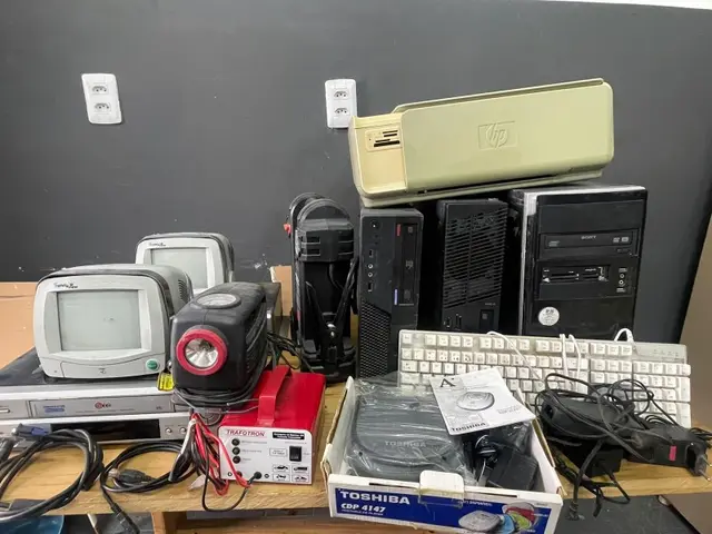 veja o vídeo!! LOTE C/ DIVERSOS ELETRÔNICOS (MAIS INFORMAÇÕES NAS ESPECIFICAÇÕES DO LOTE)