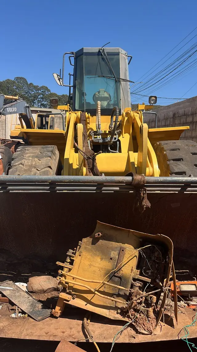 PÁ CARREGADEIRA FIATALLIS W 200 COM OS DOIS PNEUS TRASEIROS