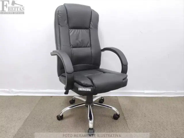 LOTE COM 01 CADEIRA EXECUTIVA DIRETOR CORINO PRETA GIRATÓRIA BASE CROMADA APOIO BRAÇO FIXO AJUSTE…