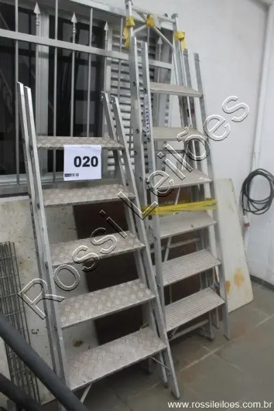 3 ESCADAS DE ALUMÍNIO, sendo: 1 de 5 degraus, 6 degraus e 11 degraus NO ESTADO EM QUE SE ENCONTRA