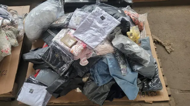DIVERSAS ROUPAS DE DIVERSAS MARCAS E MODELOS - PODENDO CONTER ROUPA DE CAMA, CAMISAS, CALÇAS, SHORTS, MOCHILAS, CUECAS, MEIAS, CALCINHAS ENTRE OUTROS ITENS - NO ESTADO QUE SE ENCONTRA