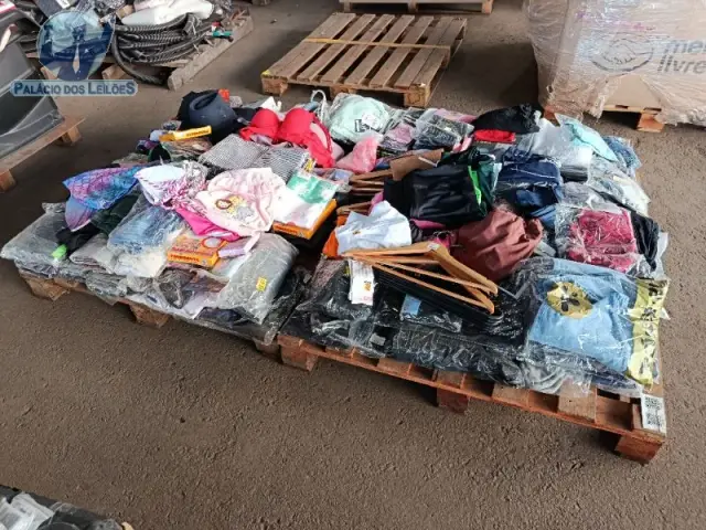 Aproximadamente 80 itens de vestuário, acessórios e cuidados com roupas, dentre eles