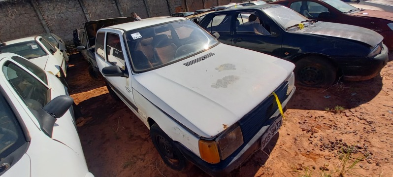 SUCATA APROVEITÁVEL COM MOTOR INSERVÍVEL