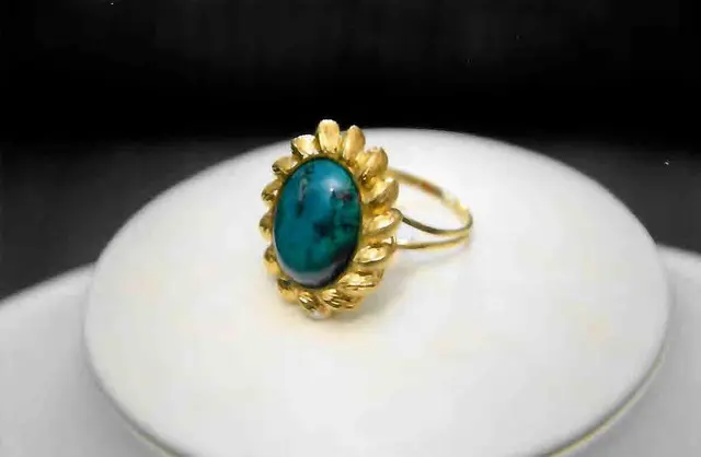 Um ANEL, pesando 11,2 gramas, em ouro 18 k, com EILATH PEDRA DE ISRAEL