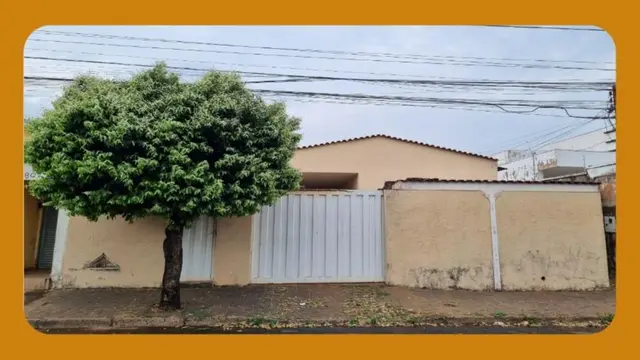 IMÓVEL NA RUA ATENAS, 570, BAIRRO TIBERY, UBERLÂNDIA/MG. MEDINDO 11,96M DE FRENTE E FUNDOS, POR 35,00M DE AMBOS OS LADOS, TOTALIZANDO UMA ÁREA DE 418,00M². __ OBSERVAR SE O ANUNCIO SE REFERE AO BEM TODO OU A PARTE DESTE.