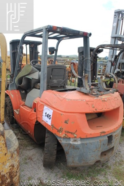 EMPILHADEIRA - Aprox. 5.900Kg