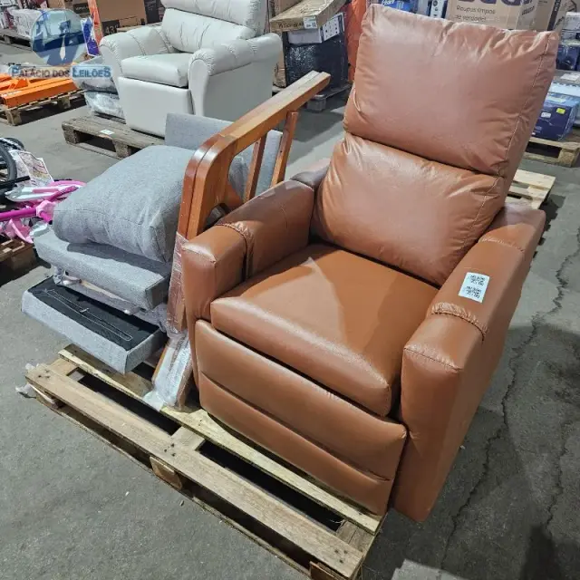 01 poltrona reclinável revestida em material sintético marrom