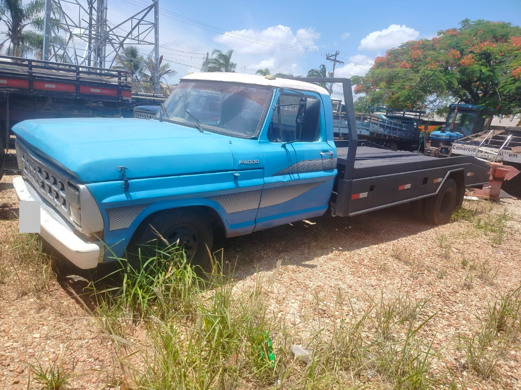 CAMINHÃO FORD/F4000; ANO 1977/1977; COR AZUL; COMB. DIESEL; C/ PRANCHA - FUNCIONANDO