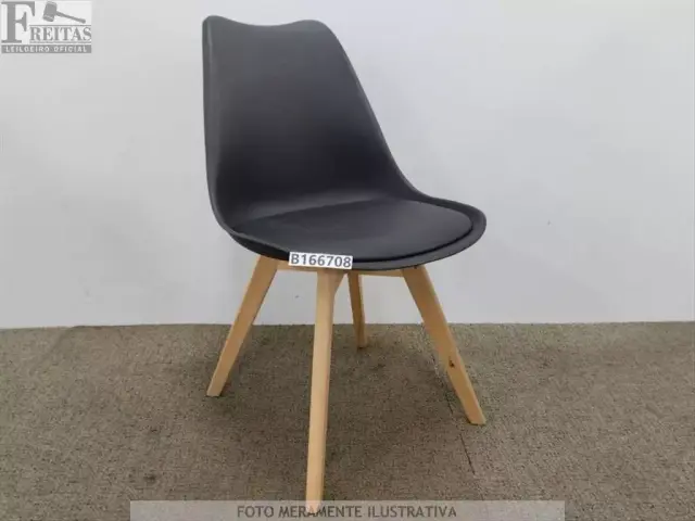 LOTE COM 01 CADEIRA EAMES PRETA ACOLCHOADA PÉ MADEIRA