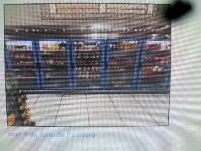 Três Geladeiras expositoras, Marca Refrimate, Côr Azul com 5 portas, cada uma avaliada em R$ 7.000,00, Total: R$ 21.000,00