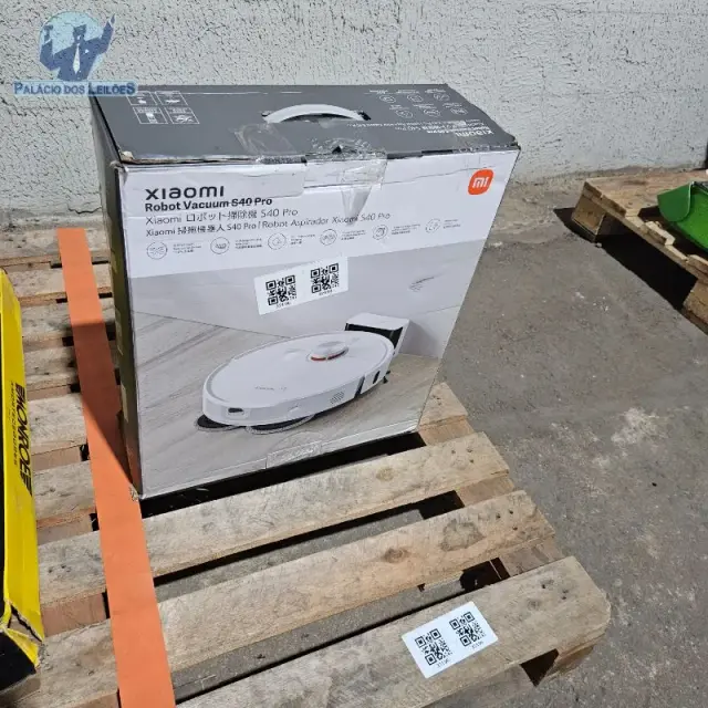 01 robô aspirador de pó Xiaomi Robot Vacuum S40 Pro, cor branca, com base de carregamento e cabo de alimentação.