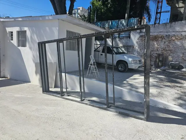 PAINEL; MEDIDAS: 2M DE ALTURA X 3.95M DE COMPRIMENTO X 31CM DE PROFUNDIDADE