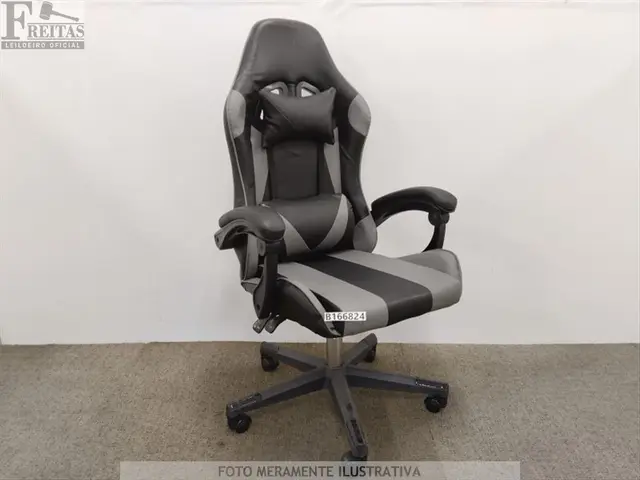 LOTE COM 01 CADEIRA GAMER BLACK/GRAY GIRATÓRIA RECLINÁVEL COURO SINTÉTICO APOIO DE BRAÇOS RODAS EM…