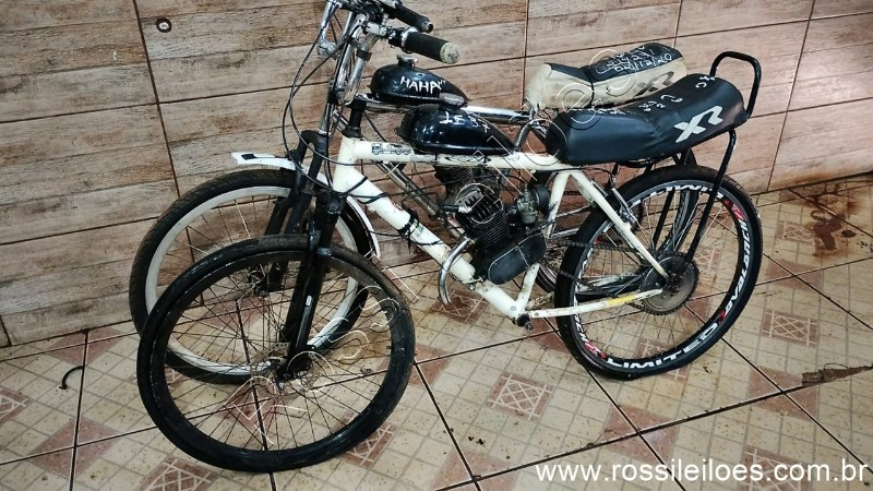 Lote contendo 02 bicicletas c/ motores a gasolina. (B-24)