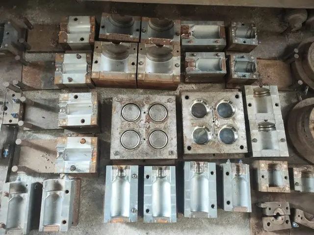 LOTE C/ DIVERSOS MOLDES DE SOPRO E INJEÇÃO Lote com diversos moldes de sopro e injeção