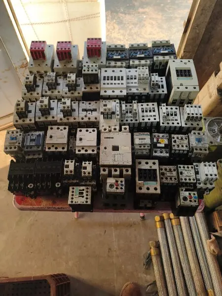 Lote com: Aproximadamente 42 Contatores - diversas potências