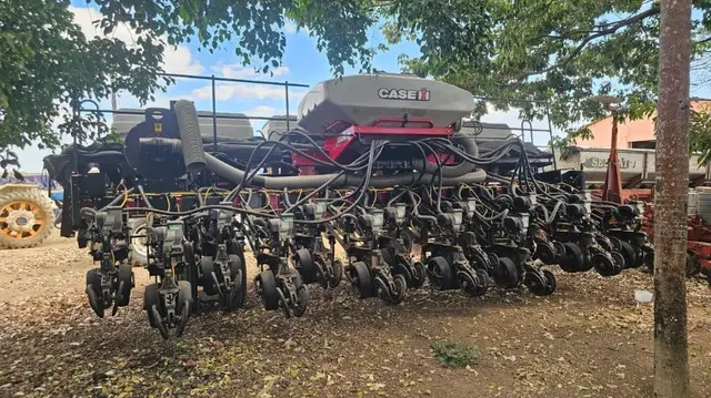 SEMEADORA - ADUBADEIRA MARCA CASE IH; MODELO 3215 EASY RISER - EQUIP. FUNCIONANDO