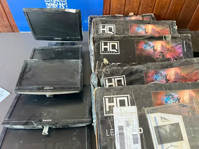 10 UN- MONITORES