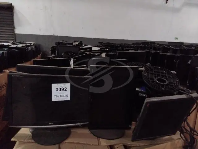 APROXIMADAMENTE 500 MONITORES DE TELA PLANA DE POLEGADAS VARIADAS