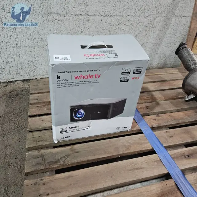01 projetor multimídia smart Bettdow AC1071, resolução nativa Full HD 1080p (1920 x 1080), foco automático, conexões HDMI e USB, alimentação de 110 a 240V.