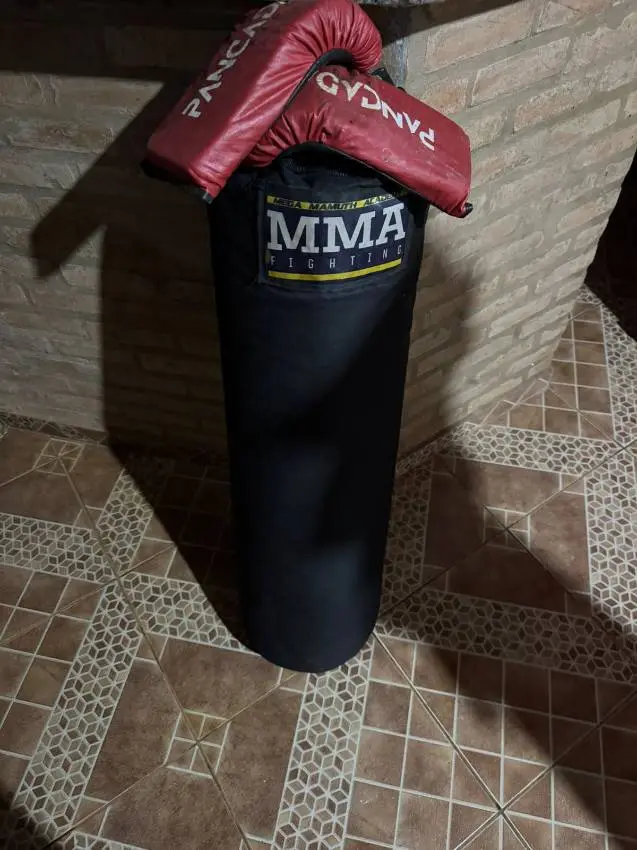 SACO DE PANCADA COM LUVAS