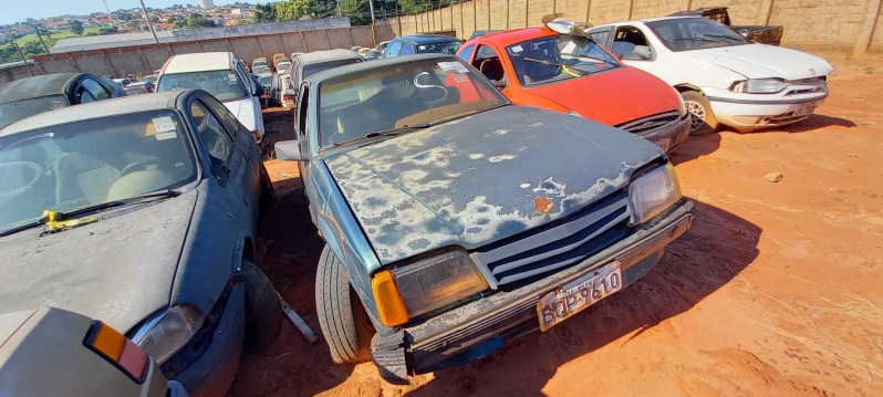 SUCATA APROVEITÁVEL COM MOTOR INSERVÍVEL