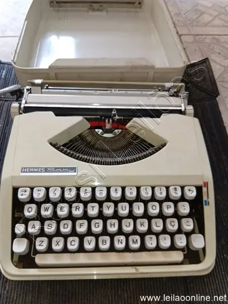 Máquina de escrever Hermes baby (raridade) e 02 un. radio comunicador marca cobra
