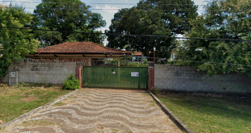 DUAS CASAS TÉRREAS E UMA CASA DE 2 ANDARES NO SETOR DE MANSÕES DO LAGO COM 5.8580M² DE ÁREA DE TERRENO EM FRENTE AO LAGO PARANOÁ EM BRASÍLIA/DF