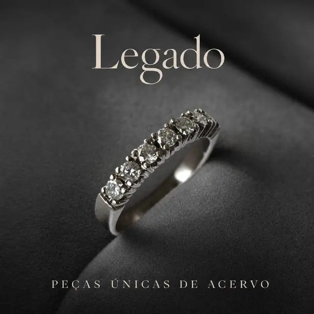 Um ANEL, pesando de 3,10 gramas, em ouro branco 18 k, com BRILHANTES trinta e oito pontos