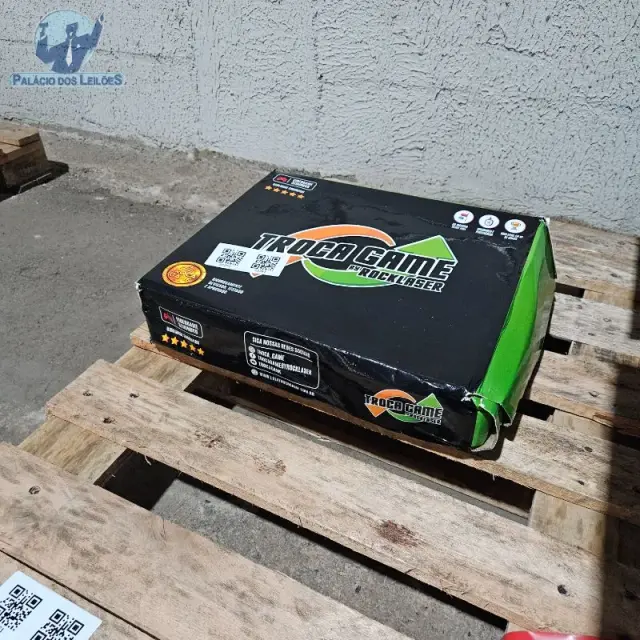 01 videogame Xbox One, cor preta, com 01 controle e fonte de alimentação, apresentando riscos na carcaça.