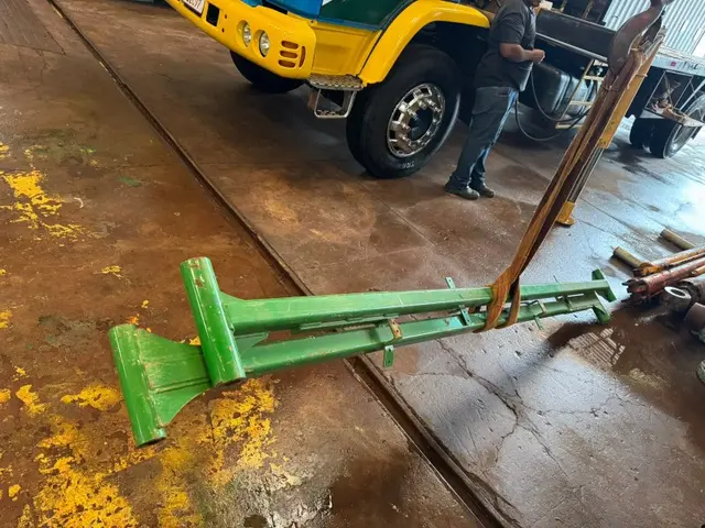LOTE C/ 02 BRAÇOS DO DESPONTADOR DA COLHEDORA DE CANA JOHN DEERE (SEM USO)