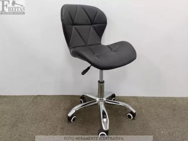 LOTE COM 01 CADEIRA SECRETÁRIA EIFFEL OFFICE SLIM ESTOFADA ENCOSTO ERGONÔMICO PRETA GIRATÓRIA BASE…