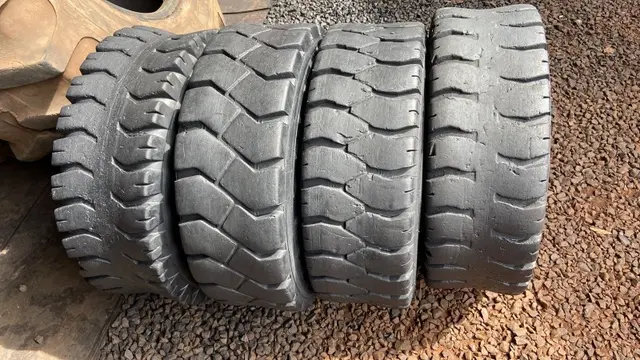 Lote com: 04 PNEUS 28X9-15