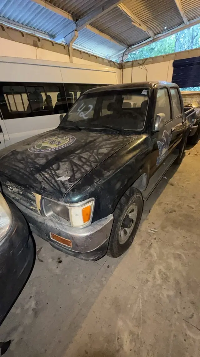 TOYOTA/HILUX 4 CD SR – ANO/MODELO 2001/2001 – PLACA: MNM1474 – RENAVAM: 757245048 – COMBUSTÍVEL: DIESEL – COR: VERDE
