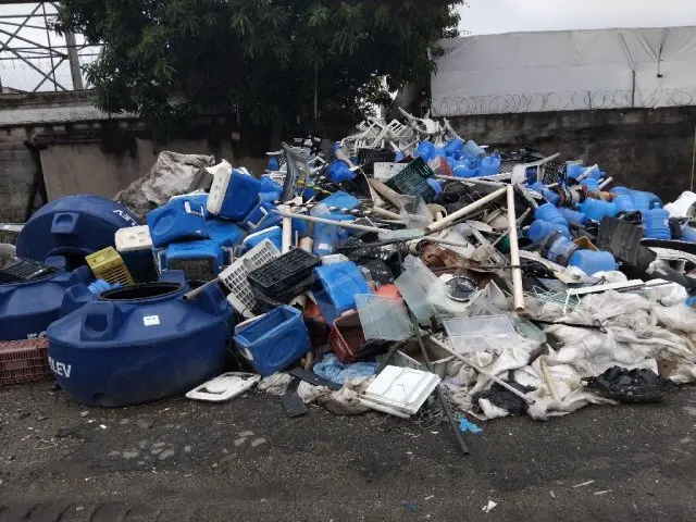 APROXIMADAMENTE 2.850 KG DE PLÁSTICO
