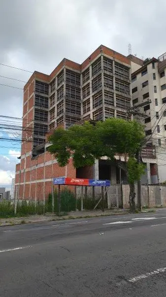 Fração de 79,39% no terreno e as acessões no imóvel adiante descrito: terreno urbano, com área de 525,00 m², com testada para a AVENIDA RIO BRANCO…