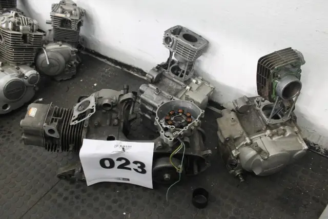 2 MOTORES DE MOTO HONDA E 1 MOTOR DE MOTO S/ IDENTIFICAÇÃO