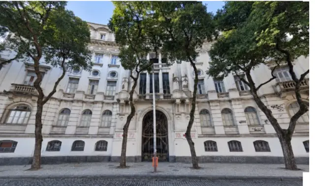 Prédio na praça Cruz Vermelha - Centro
