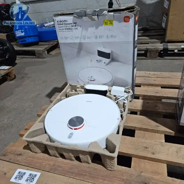 01 robô aspirador de pó Xiaomi Robot Vacuum S40, cor branca, com base de carregamento e fonte de alimentação.