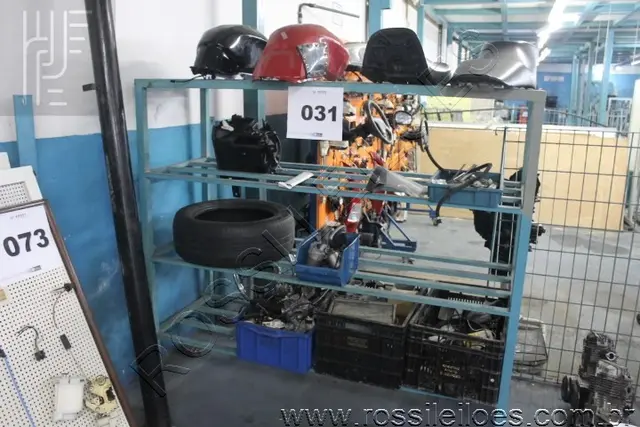 2 TANQUES E 2 BANCOS DE MOTO, PEÇAS DIVERSAS AUTO E 1 PNEU