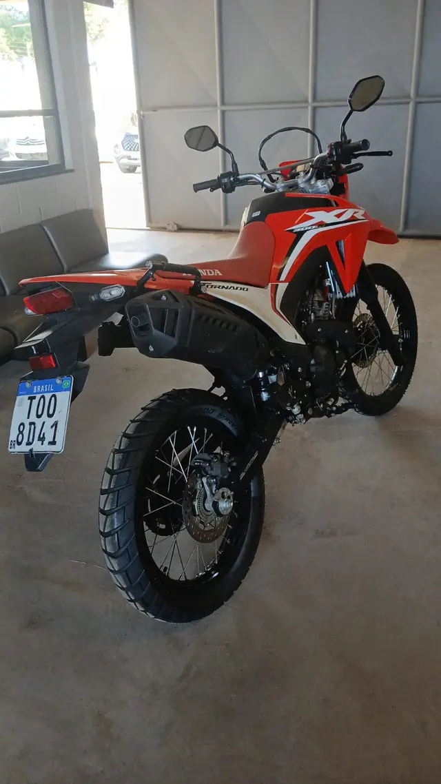 Honda XRE 300LTornado, ano /mod.: 2025/2026, Placa: T*****1, chassi: 9CND1910TR006729, RENAVAM: 01474804532, aproximadamente 2.500km, 1° revisão, com seguro de furto e roubo até janeiro 2027. Sem detalhes.