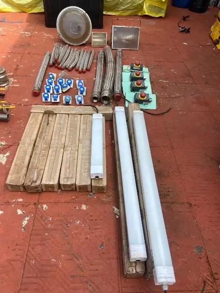 LOTE C/ APROX. 44 ITENS DIVERSOS DE PARTES ELÉTRICAS