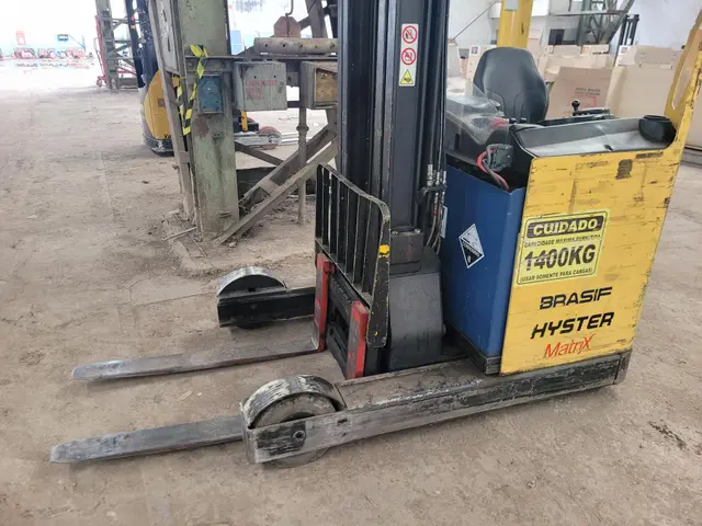 EMPILHADEIRA ELÉTRICA RETRÁTIL HYSTER - NO ESTADO QUE SE ENCONTRA