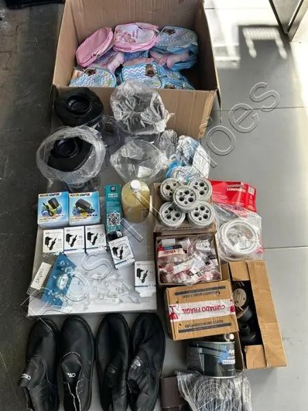 LOTE COM ITENS DIVERSOS ( LUMINÁRIAS/BOLSAS/BOTINAS/ITENS ELÁTRICOS E OUTROS) SEM GARANTIAS NO ESTAD…